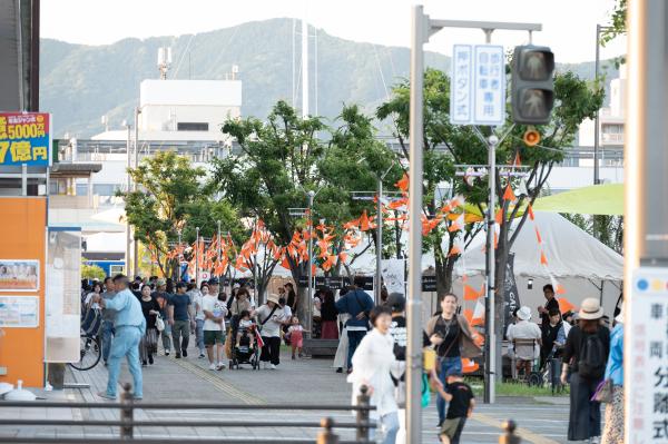 1日目アピタ前賑わい