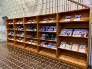 この写真は映画のオフショットやチラシなどの展示の様子です。