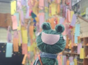 この写真は、めくるくんと七夕の笹の様子です。