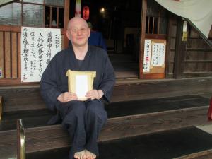 この写真は、薬證寺の住職さんと、短冊の笹です。