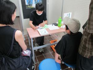 この写真は大橋裕之さんのサイン会の様子です。