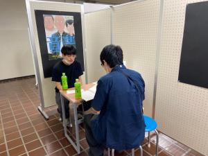 この写真は新聞社さんの取材の様子です。