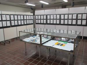 この写真は漫画を展示している様子です。