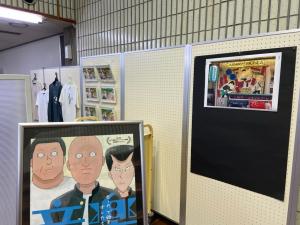 この写真は展示準備途中の様子です。