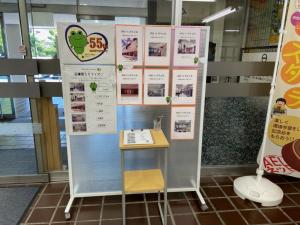 この写真はブラウジングルームのミニ展示とクイズコーナーの様子です。