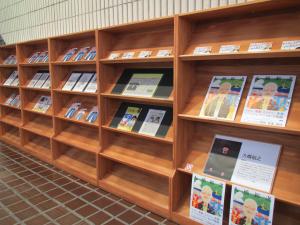 この写真は棚に展示品が並んでいる様子です。