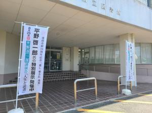 この写真は図書館の正面玄関です。