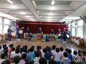 和太鼓の演奏をみる子どもたち