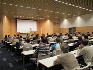 この写真は図書館文学講座の様子です。