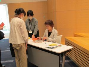 この写真は講演後のサイン会です。
