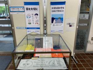 この写真は大橋裕之が描いた展の様子です。