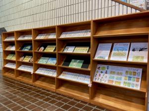 この写真は通路側の展示の様子です。