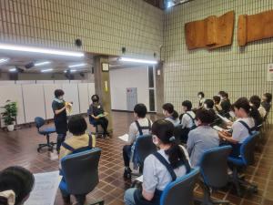 この写真は職員研修の様子です。