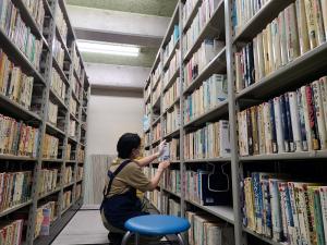 この写真は蔵書点検の様子です。