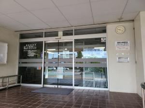 この写真は図書館の正面玄関です。