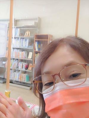この写真は図書館オレンジマスクデーの様子です。