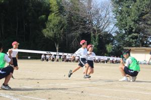 中学生ゴールテープ持ち