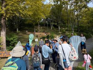 里山自然観察会　講師による説明の様子の１枚目です。