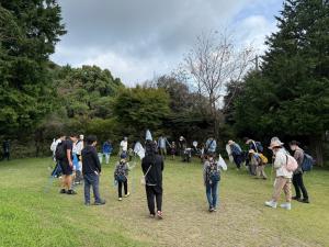 里山自然観察会の散策の様子です。