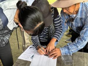 里山自然観察会　アサギマダラへのマーキングの様子です。