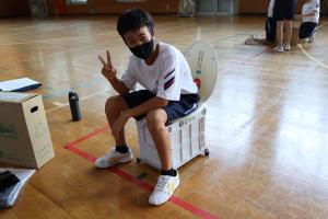 災害用トイレを組み立て