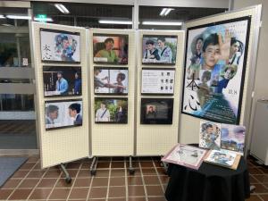 この写真は映画「本心」写真展の様子です。