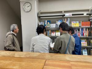 この写真は蒲郡文化広場分室の読書週間特集の様子です。