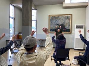 この写真は認知症予防体操の会です。