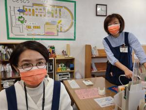 この写真は図書館オレンジマスクデーの様子です。