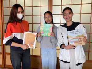この写真は外国語のおはなし会に出演して下さる方々です。