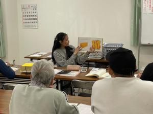 この写真は絵本の読みキ聞かせを練習している様子です。