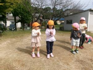 竹とんぼをしている子どもたち