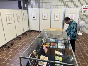 この写真は展示室の様子です。