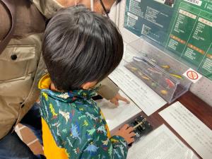 この写真は展示を楽しむ親子の様子です。