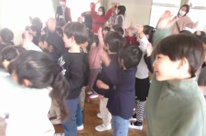 みんなで踊っている様子