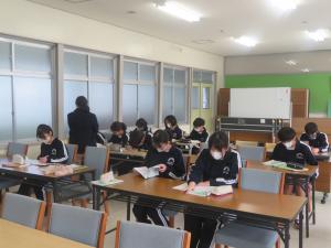 国語の先生が見回っています