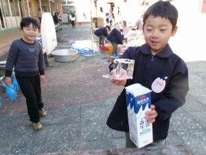 氷を触る子ども
