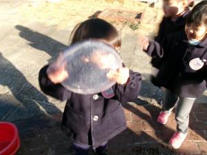 氷を触る子ども