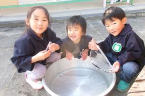 氷を触る子ども