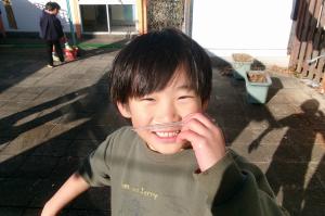 氷を触る子ども