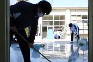 スカイライン（外渡り廊下）を清掃