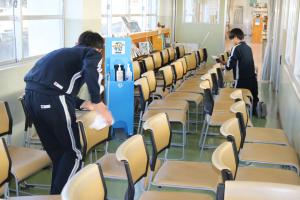 図書室の椅子を一斉に拭いています