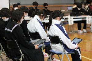 総会資料もタブレットで見ます