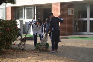 落ち葉も協力して清掃