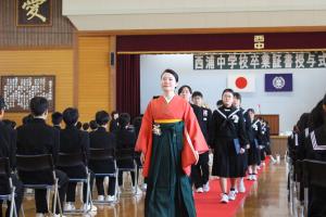 凛々しく巣立つ卒業生