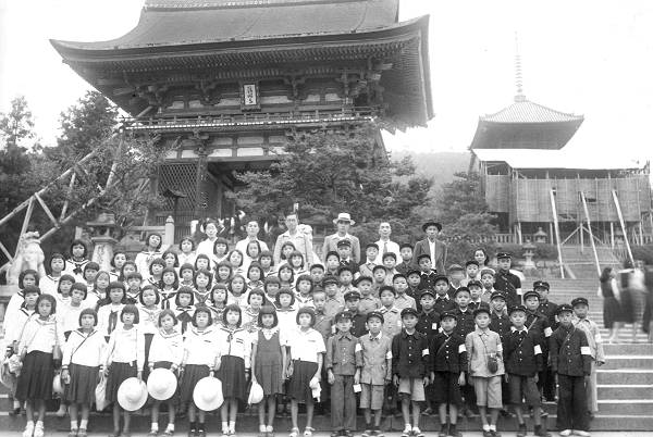 修学旅行　清水寺の山門か　　８３名も写っている。　　現在の６年生は４８名
