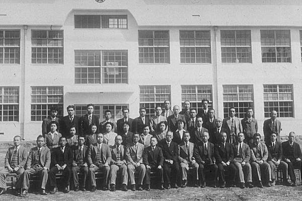 昭和２７年　鉄筋校舎建築記念　　　当時最もモダンな校舎であった