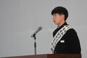 襷をかけて熱演します