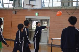 ２年生は風船バレーで盛り上がり
