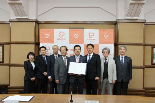 協定書を囲んで集まる関係者一同
